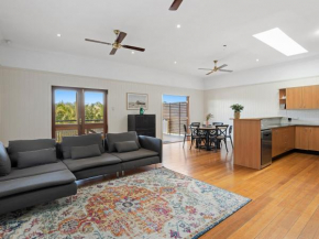Spacious Family sized getaway with views, Brisbane